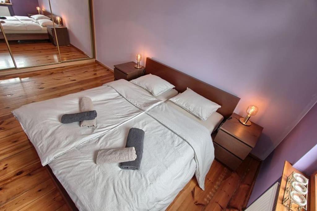Jade Apartment *